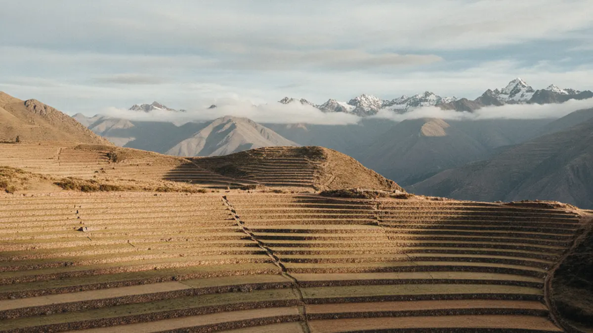 Campos em socalcos nos Andes, sob um céu aberto